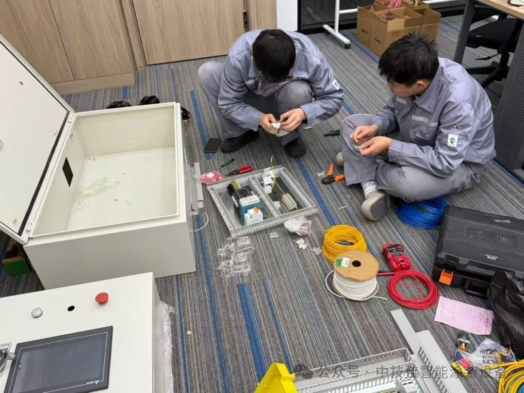 工程师组装主控柜现场