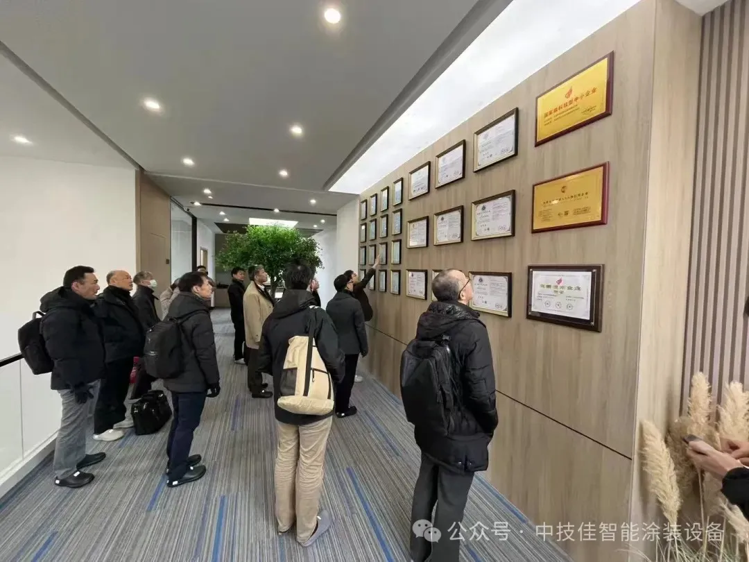 代表团参观企业荣誉展示墙