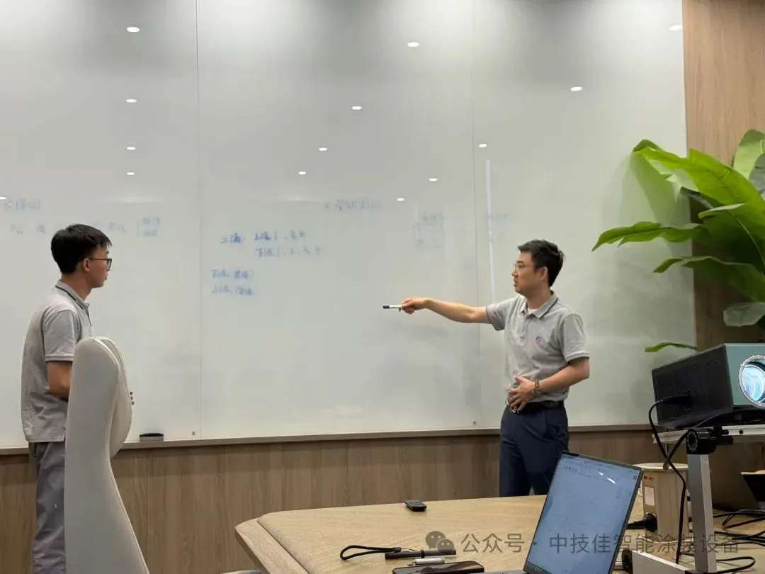工程师在白板前讲解方案